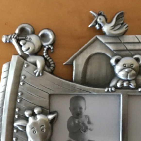 Vintage pewter children's photo frame holding four photos - Picture 7 of 9